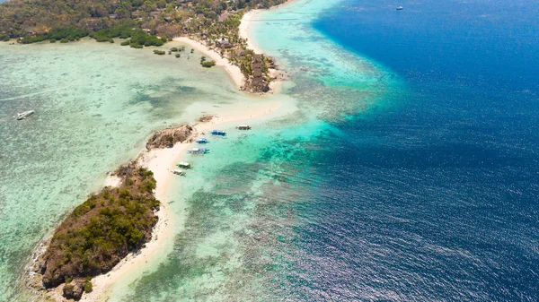 Tropické ostrovy s bílými plážemi. Pohled na filipínská souostroví. — Stock fotografie