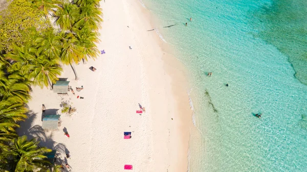 Lagune mit weißem Strand. Touristen entspannen sich am Strand. — Stockfoto