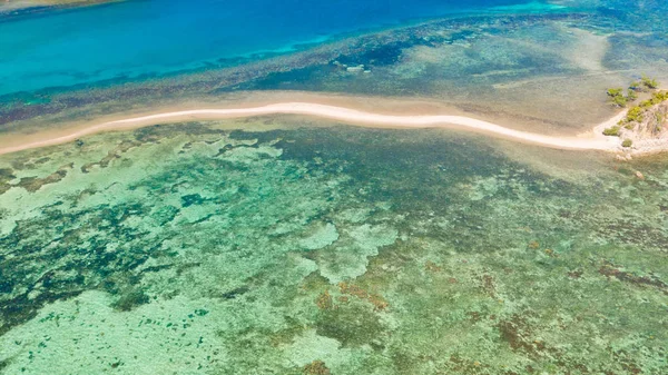 サンゴ礁、トップビューと砂のバーと海底.ラグーン. — ストック写真