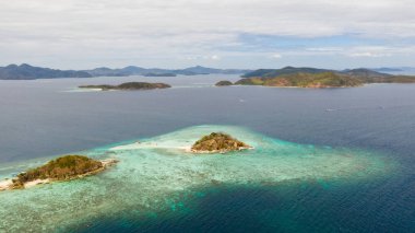 Beyaz kumlu sahili olan küçük torpik bir ada..