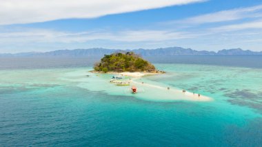 Denizde bir kum bar ile küçük bir ada, yukarıdan görünümü