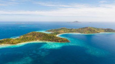 Beyaz plajlı tropik ada, havadan görünüm.tropik ada