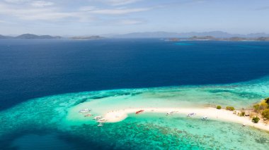Beyaz plajlı tropik ada, havadan görünüm.tropik ada