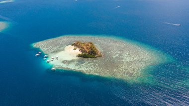 Beyaz plaj ve resifleri ile Tropikal ada, yukarıdan görünümü.