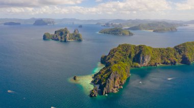 Kayalık kıyıları olan adalar. Tropikal adalar grubu, yukarıdan görünümü.