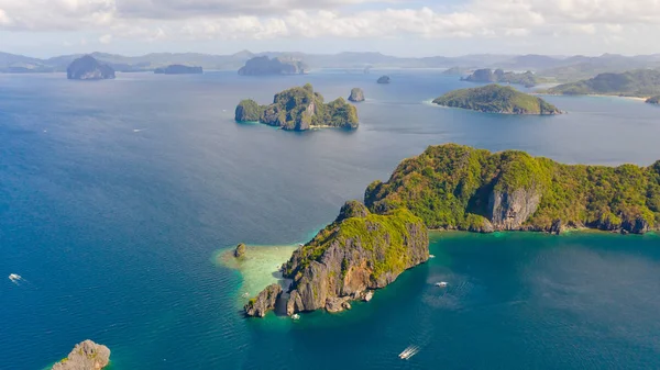 Kayalık kıyıları olan adalar. Tropikal adalar grubu, yukarıdan görünümü.