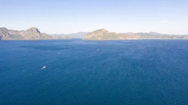 Adalar ile deniz manzarası. Mavi Deniz ve nüfussuz adalar.