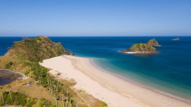 Beyaz kum ve turkuaz lagün ile tropikal plaj.