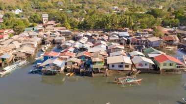 Gecekondu ve yoksul ilçe ile Havadan görünümü Coron şehir. Palawan