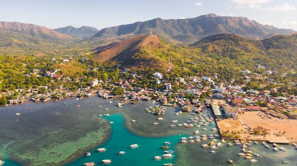 Coron şehir tepe üzerinde iz. Palawan Busuanga.
