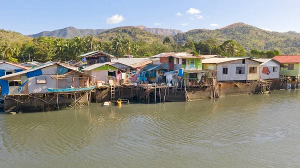 Gecekondu ve yoksul ilçe ile Havadan görünümü Coron şehir. Palawan