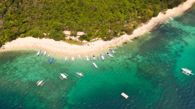Tropikal beyaz kumlu plaj. Mavi bir lagün ile Ada.