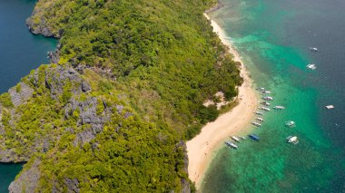 Kayalıklar ve beyaz plaj ile tropikal ada. Filipin Adaları Doğası, bir üst görünümü.