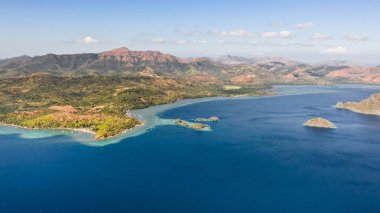 Seascape. Dağlar ve adalar ile deniz kıyısı.