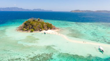 Beyaz plajları olan tropikal adalar. Filipin Adaları üst görünümü.
