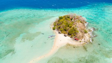 Beyaz plajlı küçük tropik ada, en iyi manzara.