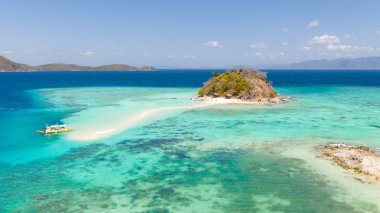 Bir kum bar ile turistler için küçük bir ada