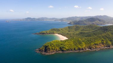 Bir lagün ve beyaz bir plaj ile güzel bir ada.