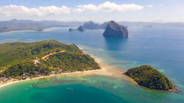Lagün ve adalar ile seacoast. Filipinler'in doğası ve yerleşimleri.