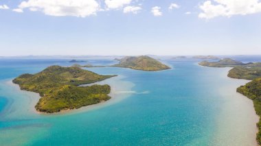 Yeşil tropik adalar ve masmavi deniz. Filipin doğa.