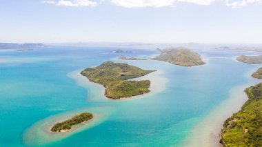 Yeşil tropik adalar ve masmavi deniz. Filipin doğa.