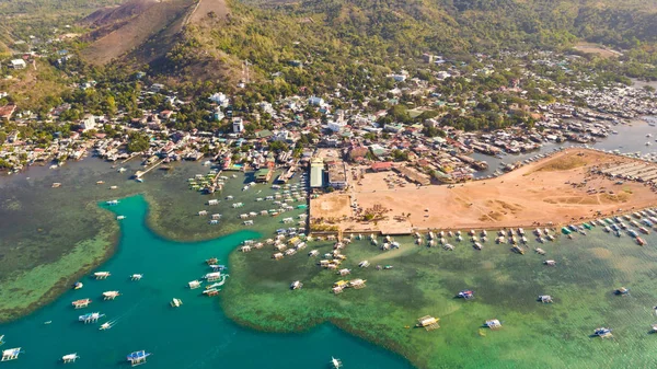 Coron kasaba tekneler ile yatak. Palawan. Filipinler.
