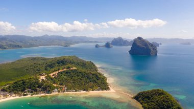 Lagün ve adalar ile seacoast. Filipinler'in doğası ve yerleşimleri.
