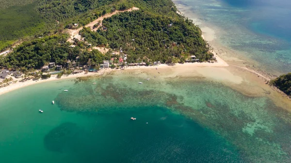 Costa con laguna e islas. Naturaleza y asentamientos de Filipinas . — Foto de Stock