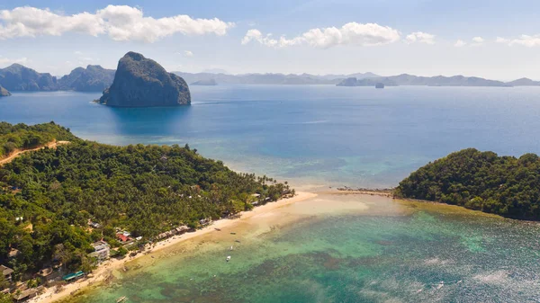 Lagün ve adalar ile seacoast. Filipinler'in doğası ve yerleşimleri.