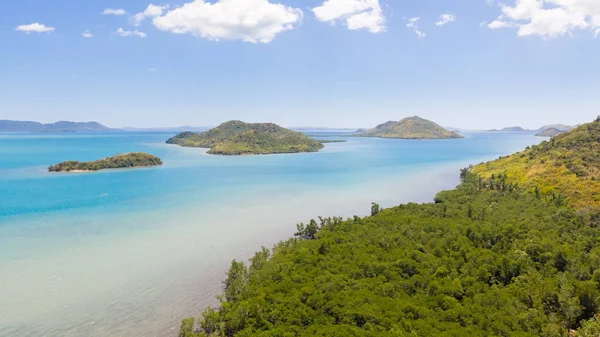 Yeşil tropik adalar ve masmavi deniz. Filipin doğa.