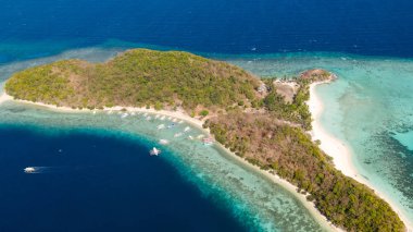 Beyaz plaj, üst manzaralı güzel tropikal ada. Malcapuya Adası