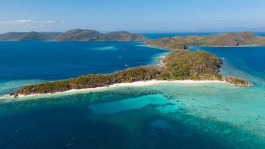 Mercan resifleri ile güzel archepilag. Filipin Adası, havadan görünüm. Malcapuya Adası