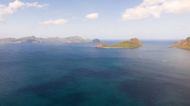 Adalar ile deniz manzarası. Mavi Deniz ve nüfussuz adalar.