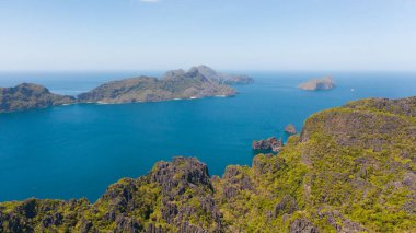 Tropik adalar ile deniz manzarası. Beyaz plajları ile Rocky adaları.