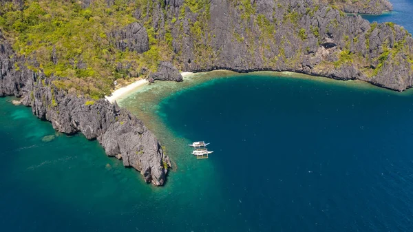 白い砂浜とアズールラグーン。熱帯諸島の観光船. — ストック写真