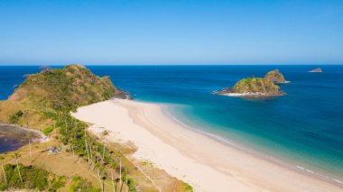Beyaz kumlu geniş tropik sahil, yukarıdan manzaralı..