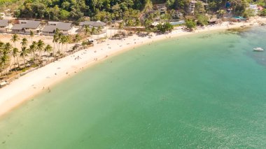 Las Cabanas Plajı. Adalar ve El Nido.Tourists plajları beyaz plajda dinlenmek.