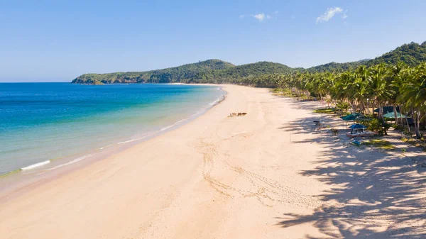 Beyaz kum ve küçük adalar ile geniş tropikal plaj, üst görünümü.