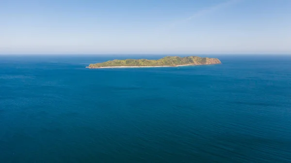 Mar azul e uma ilha com uma praia branca à distância . — Fotografia de Stock