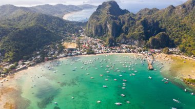 El Nido Filipinler turist bekleyen teknelerle dolu koy