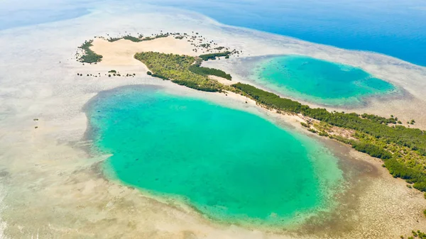 Tropical island with mangroves and turquoise lagoons on a coral reef, top view.Fraser Island, seascape Honda Bay, Philippines. — Stock Photo, Image