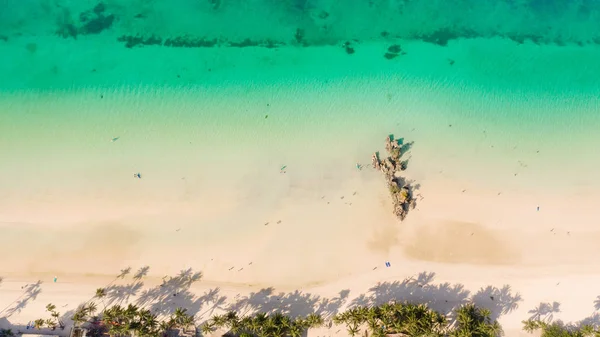 Turkuaz su, havadan manzaralı beyaz kum plaj ve lagün. Boracay adası Grotto, Willys Kaya.