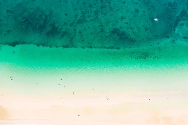 Tropisk vit sandstrand från ovan. Vacker luftutsikt över stranden och det blå havet. — Stockfoto