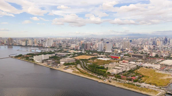 Manila cidade de manhã, vista de cima. Panorama de uma grande cidade portuária. Cidade com edifícios modernos e arranha-céus. Metrópole asiática . — Fotografia de Stock