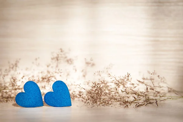 Coeurs en bois sur un beau fond. Deux cœurs, fond pour salutations sur la Saint-Valentin . — Photo