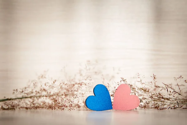 Fából készült szívek a gyönyörű hátteret. Két szív, háttér üdvözletek a Valentin-nap. — Stock Fotó