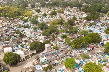 Manila Şehir mezarlığı, yukarıdan görünümü. Konut binaları ile eski mezarlık.