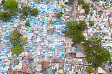 Manila Şehir mezarlığı, yukarıdan görünümü. Konut binaları ile eski mezarlık.