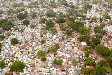 Manila Şehir mezarlığı, yukarıdan görünümü. Konut binaları ile eski mezarlık.
