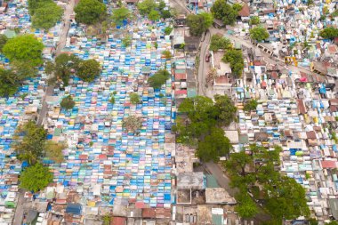 Manila Şehir mezarlığı, yukarıdan görünümü. Konut binaları ile eski mezarlık.